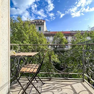Appartamento Casa Alberto Da Giussano, Elegante Bilocale In Centro Con Balcone Sul Parco, Milano